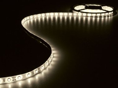 KIT MET FLEXIBELE LED-STRIP EN VOEDING - WARMWIT - 300 LEDS - 5 m - 12Vdc (LEDS17WW)