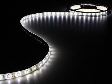 KIT MET FLEXIBELE LED-STRIP EN VOEDING - KOUDWIT - 300 LEDS - 5 m - 12Vdc (LEDS17W)